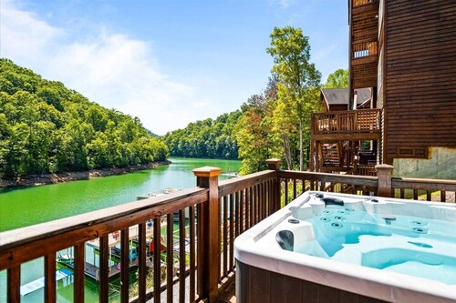 Great Escape - Wunderschöne Seepromenade, 9 Schlafzimmer, 5 Bäder, 2-stöckiges Dock mit Rutsche!