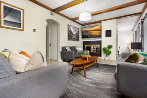 Smart-TV, Kamin, Videospiele, Arbeitsbereiche