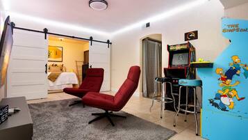 6 bedrooms, desk, iron/ironing board, travel cot