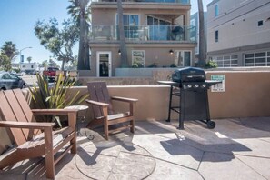 Outdoor dining - Breezy Balconies & Ocean Views! Roof Deck w Fire pit, AC, Steps to Ocean! (San Diego)