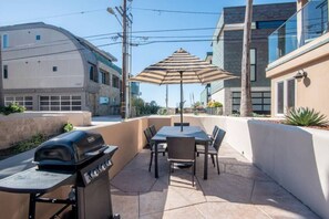 Outdoor dining - Breezy Balconies & Ocean Views! Roof Deck w Fire pit, AC, Steps to Ocean! (San Diego)