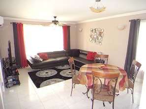 Televisión, videojuegos, reproductor de DVD y biblioteca musical 