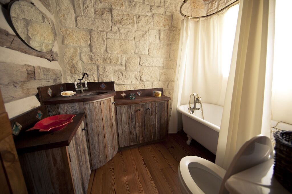 Ensemble douche/baignoire, sèche-cheveux, serviettes fournies