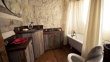 Ensemble douche/baignoire, sèche-cheveux, serviettes fournies