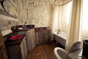 Chuveiro/banheira combinados, secador de cabelo, toalhas de banho