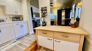 Coffee/tea maker, fridge, microwave, oven