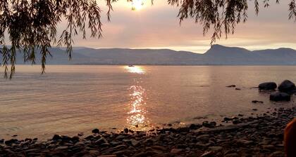 Beautiful lakefront vineyard in the heart of Okanagan wine country , 2BR suite