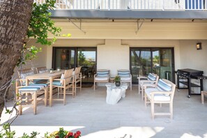 Outdoor dining - #4 BEACH VILLA - OCEANFRONT BACKYARD Outdoor Grilling and Dining! NOT a Highrise (Hilton Head Island)