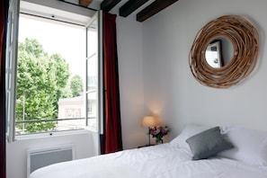 2 bedrooms, iron/ironing board, free WiFi, bed sheets - LATIN QUARTER, BEAMS, 2 BR, 30–60 days ahead? Ask for a private offer. C3-VAs (Paris)