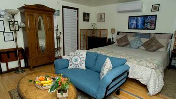 1 間睡房、書桌、熨斗/熨衫板、可攜式嬰兒床