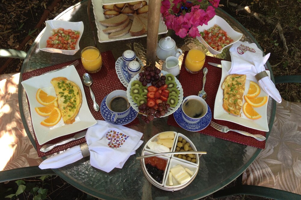 Charming Guest house/Private en suite bathroom+pool + best breakfast in town!