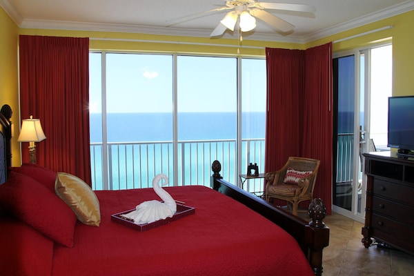 Master Bedroom King Bed w/42' TV, WiFi BlueRay, Panoramic View, Balcony Access