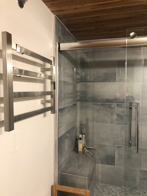 Combined shower/tub, hair dryer, towels, soap - Trendy Capitol Hill, gorgeous modern loft. Private host. (Seattle)