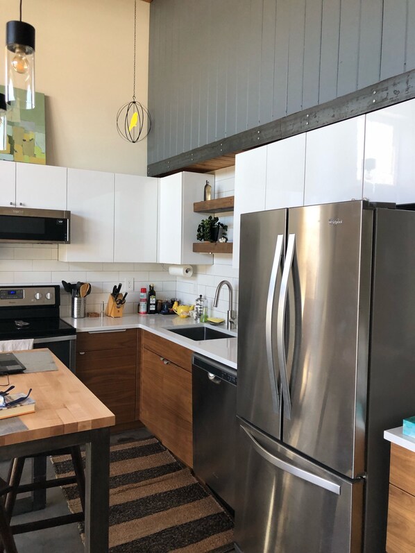 Refrigerador, microondas, horno y parrilla de estufa 