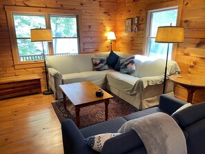 Smart-tv, een open haard, videospelletjes en een dvd-speler