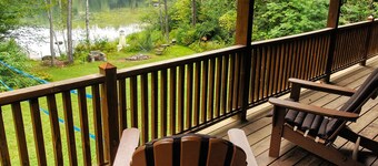 メイン州の湖sideのログホーム、設備の整った、3ベッド、2バス、8寝、ホットタブ、ボート