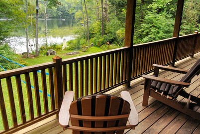 Classic Maine lakeside log cabin fishing-hot tub-kayaks for 8: 3bedrm6 beds2bath