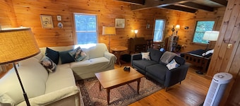 Maine-jÀrven rannalla oleva hirsitalo, tÀysin varusteltu, 3 sÀnkyÀ, 2 kylpyhuonetta, vuodepaikkoja 8, kylpytynnyri, veneet