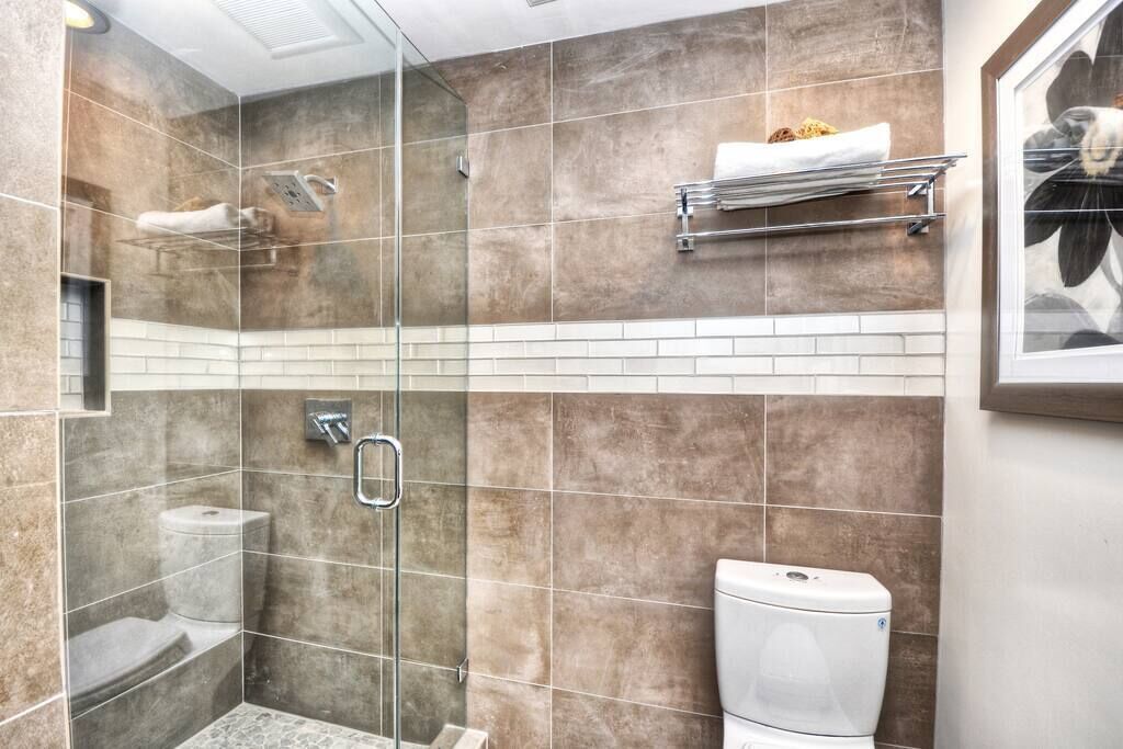 Villa Laguna -- ocean views, walkable, and new