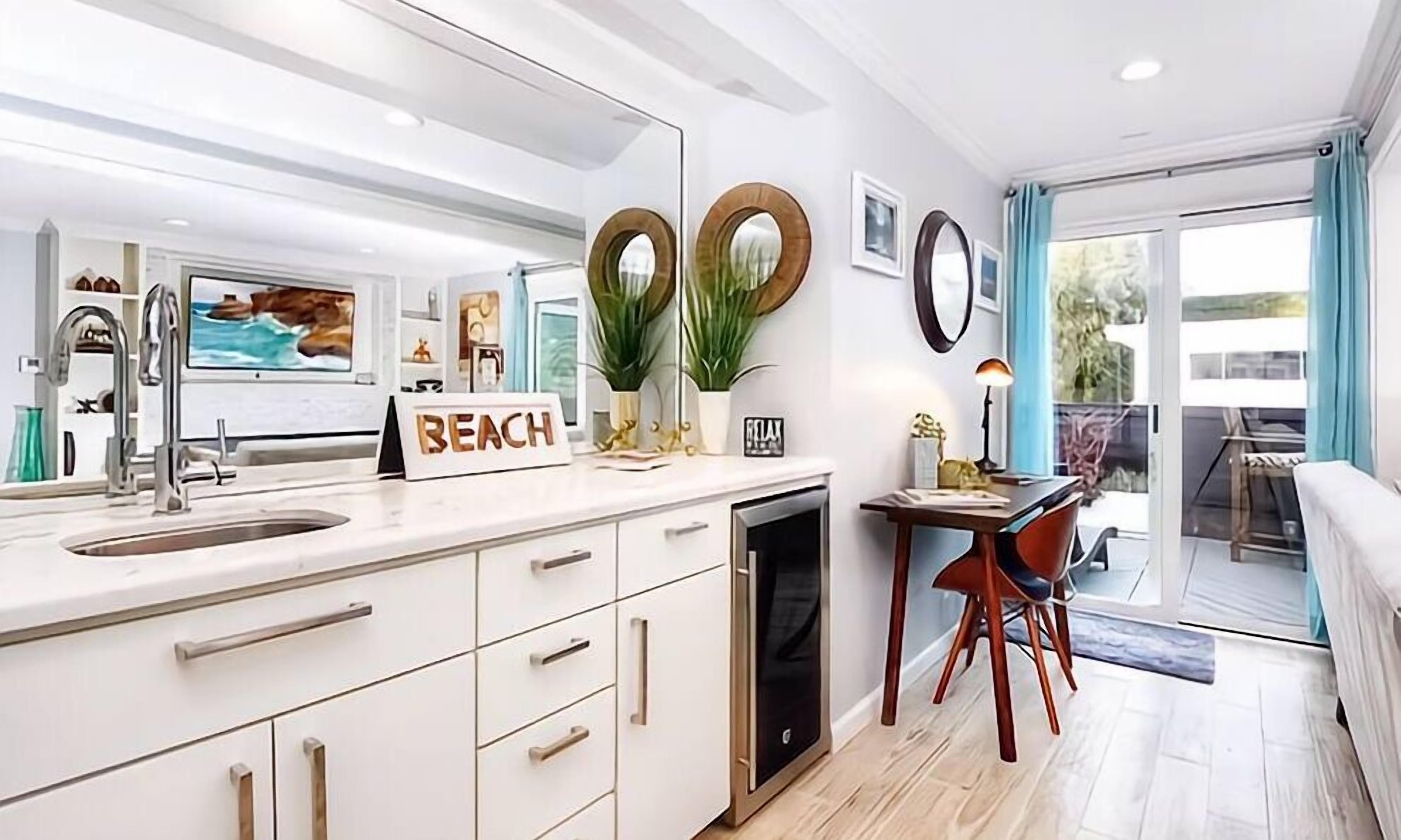 Kühlschrank, Mikrowelle, Herdplatte, Wasserkocher mit Kaffee-/Teezubehör