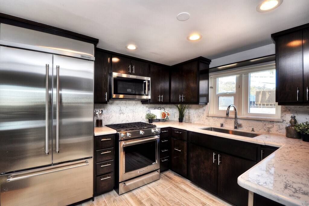 Kühlschrank, Mikrowelle, Herdplatte, Wasserkocher mit Kaffee-/Teezubehör