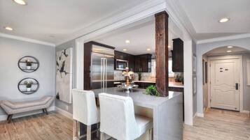 Kühlschrank, Mikrowelle, Herdplatte, Wasserkocher mit Kaffee-/Teezubehör