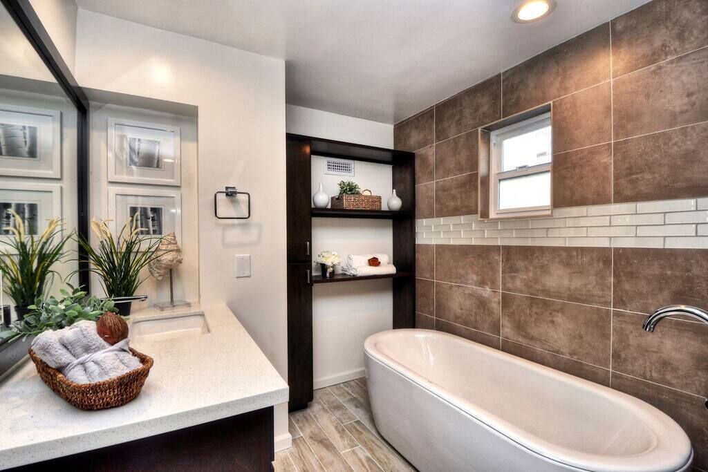 Villa Laguna -- ocean views, walkable, and new