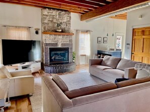 Smart TV, fireplace, DVD player, stereo - KC Castle DOWNTOWN, 75" TV, 5 STAR, Best FAM home, BEST LOCATION, 20% off 7nts (KCMO)