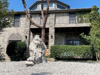 KC Castle DOWNTOWN, 75" TV, 5 STAR, Best FAM home, BEST LOCATION, 20% off 7nts