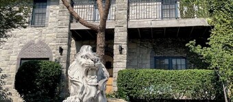 KC Castle DOWNTOWN, 75" TV, 5 STAR, Best FAM home, BEST LOCATION, 20% off 7nts
