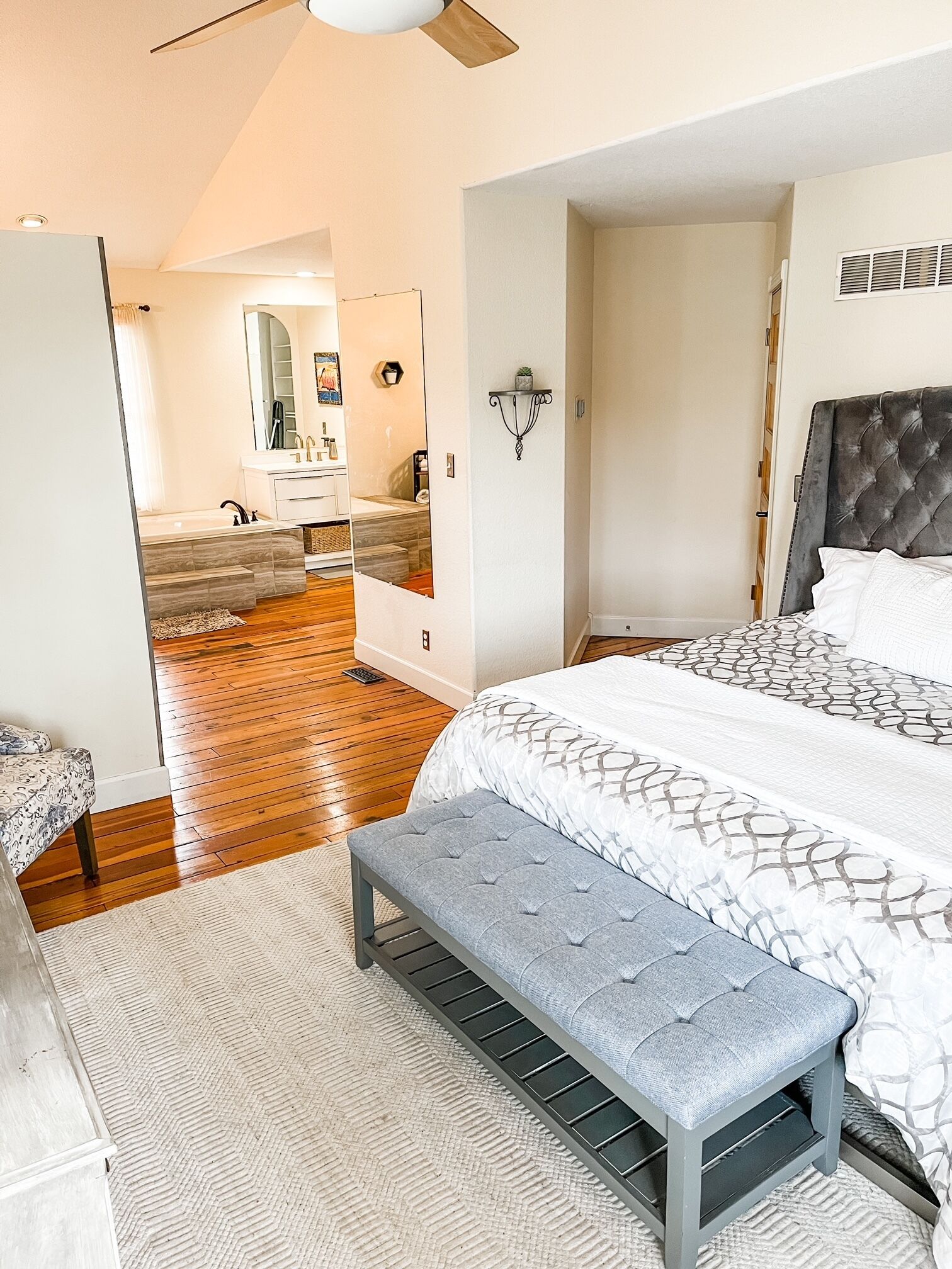 5 bedrooms, iron/ironing board, WiFi (free), bed sheets