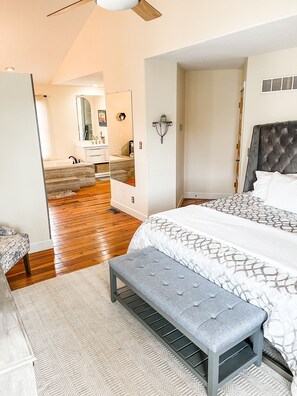 5 bedrooms, iron/ironing board, free WiFi, bed sheets - KC Castle DOWNTOWN, 75" TV, 5 STAR, Best FAM home, BEST LOCATION, 20% off 7nts (KCMO)