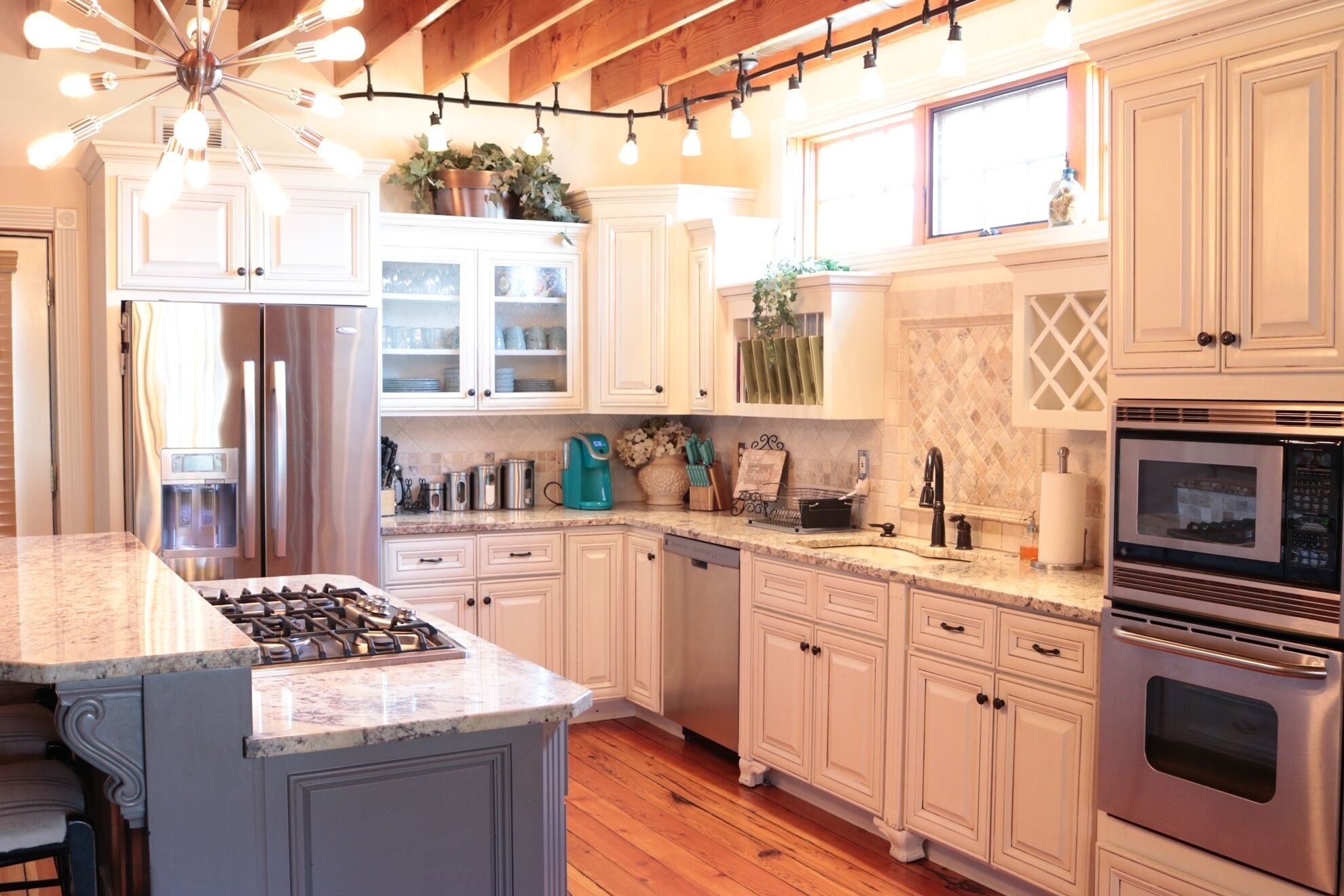 DOWNTOWN Castle in the City, 75" TV, 5 STAR reviews! FAM Getaway, BEST LOCATION!