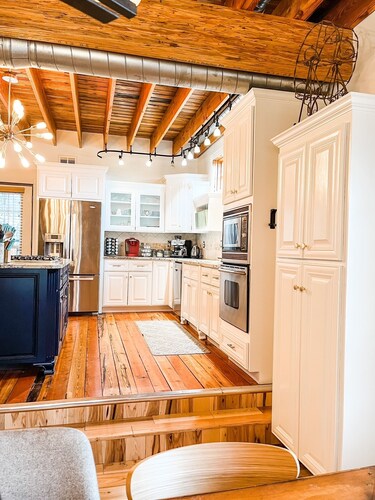 KC Castle DOWNTOWN, 75" TV, 5 STAR, Best FAM home, BEST LOCATION, 20% off 7nts