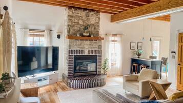 Smart TV, fireplace, DVD player, stereo