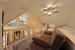 智能电视、壁炉、书、立体声音响