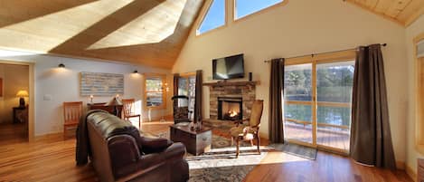 Una Smart TV, una chimenea, libros, un reproductor estéreo