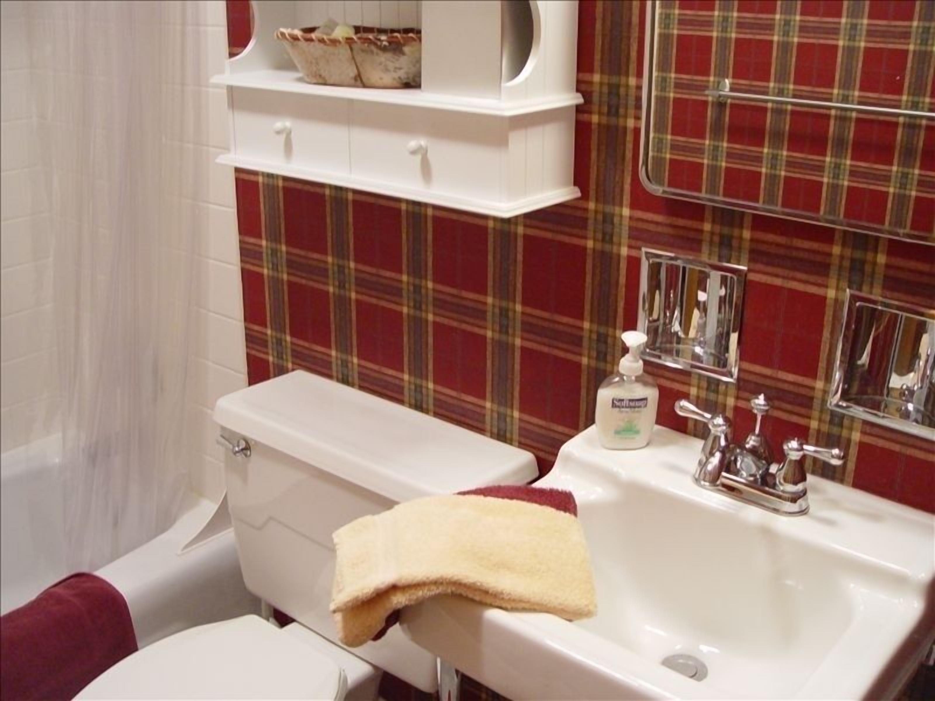 Beautiful  Lake Placid , Mirror Lake Beach access   STR-200444