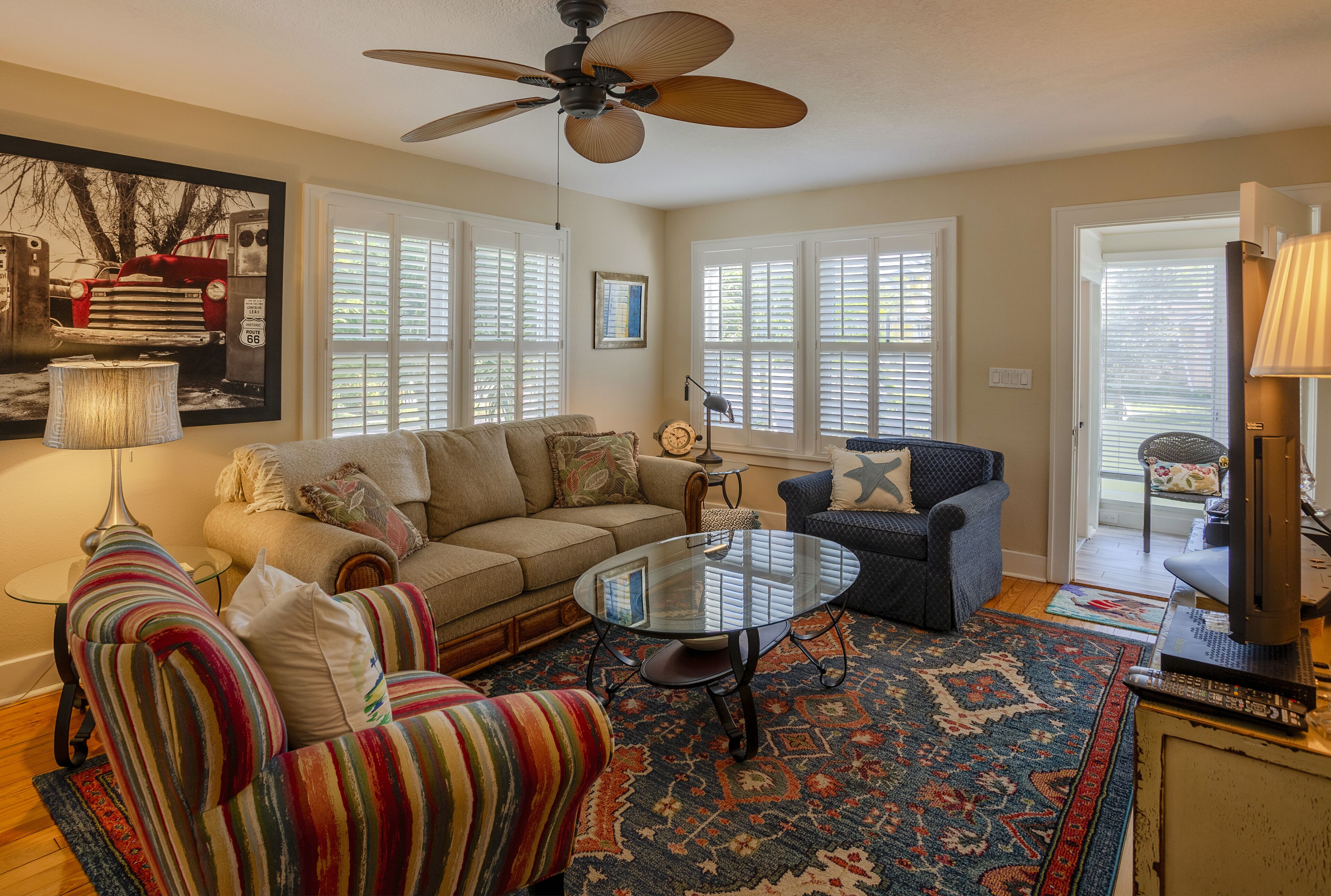 Family & dog friendly just 2 mins to the beach & 1 block to village.