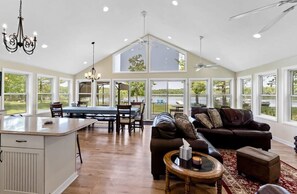 TV, DVD player, stereo - Lakefront Tranquility Spacious Retreat Sleeps 14 (Pullman)