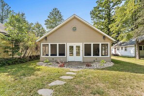 Exterior - Lakefront Tranquility Spacious Retreat Sleeps 14 (Pullman)