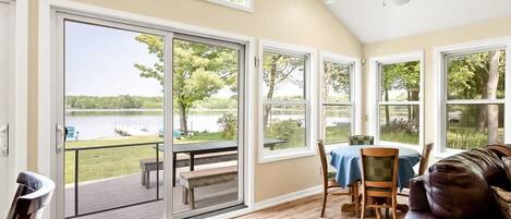 Fernseher, DVD-Player, Bücher, Stereoanlage