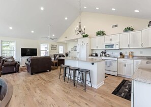 Fridge, microwave, oven, stovetop - Lakefront Tranquility Spacious Retreat Sleeps 14 (Pullman)