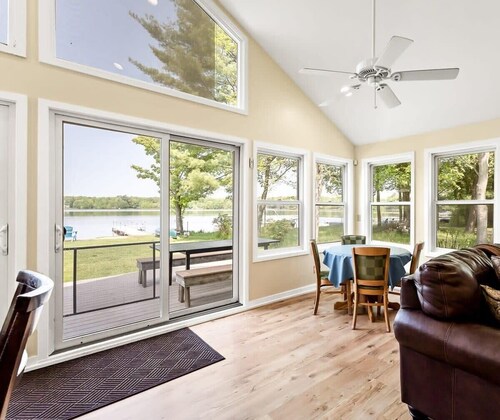 Lakefront Tranquility Spacious Retreat Sleeps 14