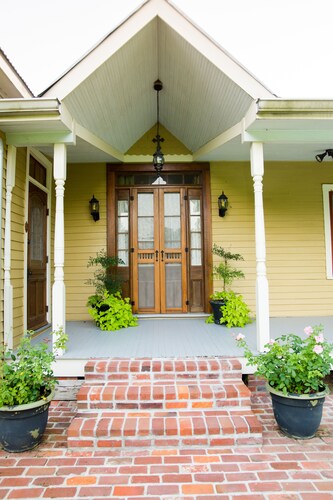 CAJUN HOSPITALITY -  LA PETITE VOIE DE ST. THERESE