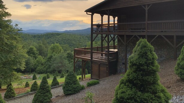 A wooden building with a balcony overlooking a forested landscape. - Buck Mountain Getaway - Stunning views, hot tub, fireplace. Nearby Boone. (Purlear)