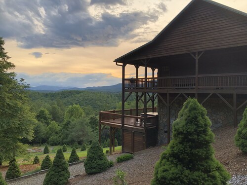 Buck Mountain Getaway - Stunning views, hot tub, fireplace. Nearby Boone.