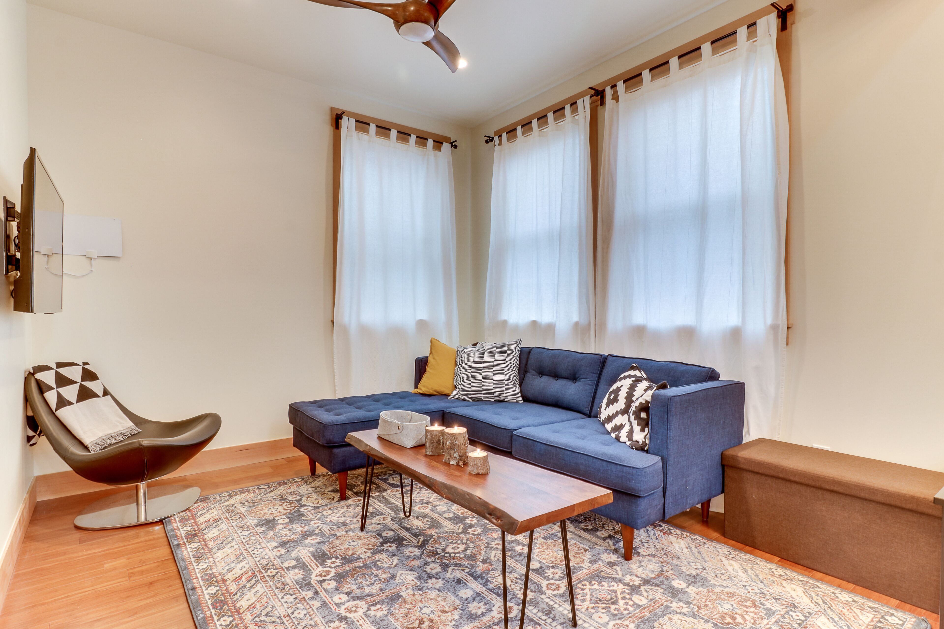 Open layout home in quiet location, close to shops/restaurants - free WiFi