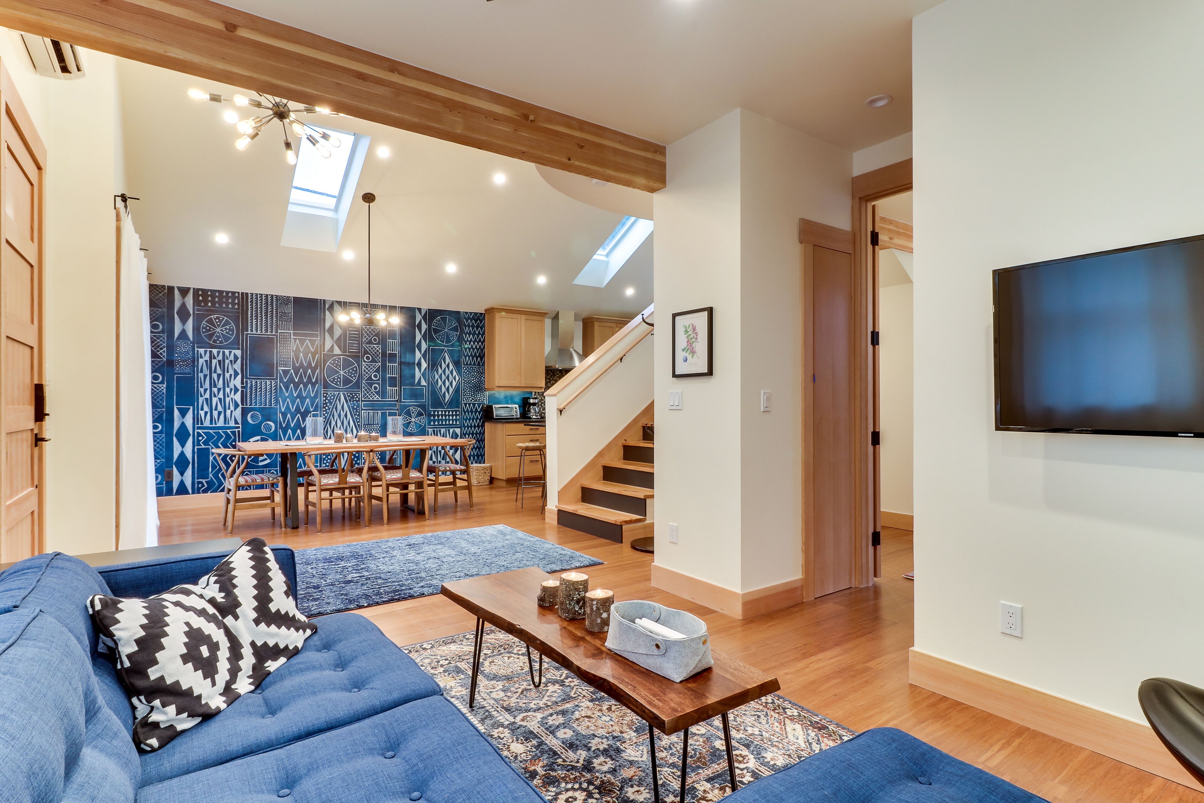 Open layout home in quiet location, close to shops/restaurants - free WiFi