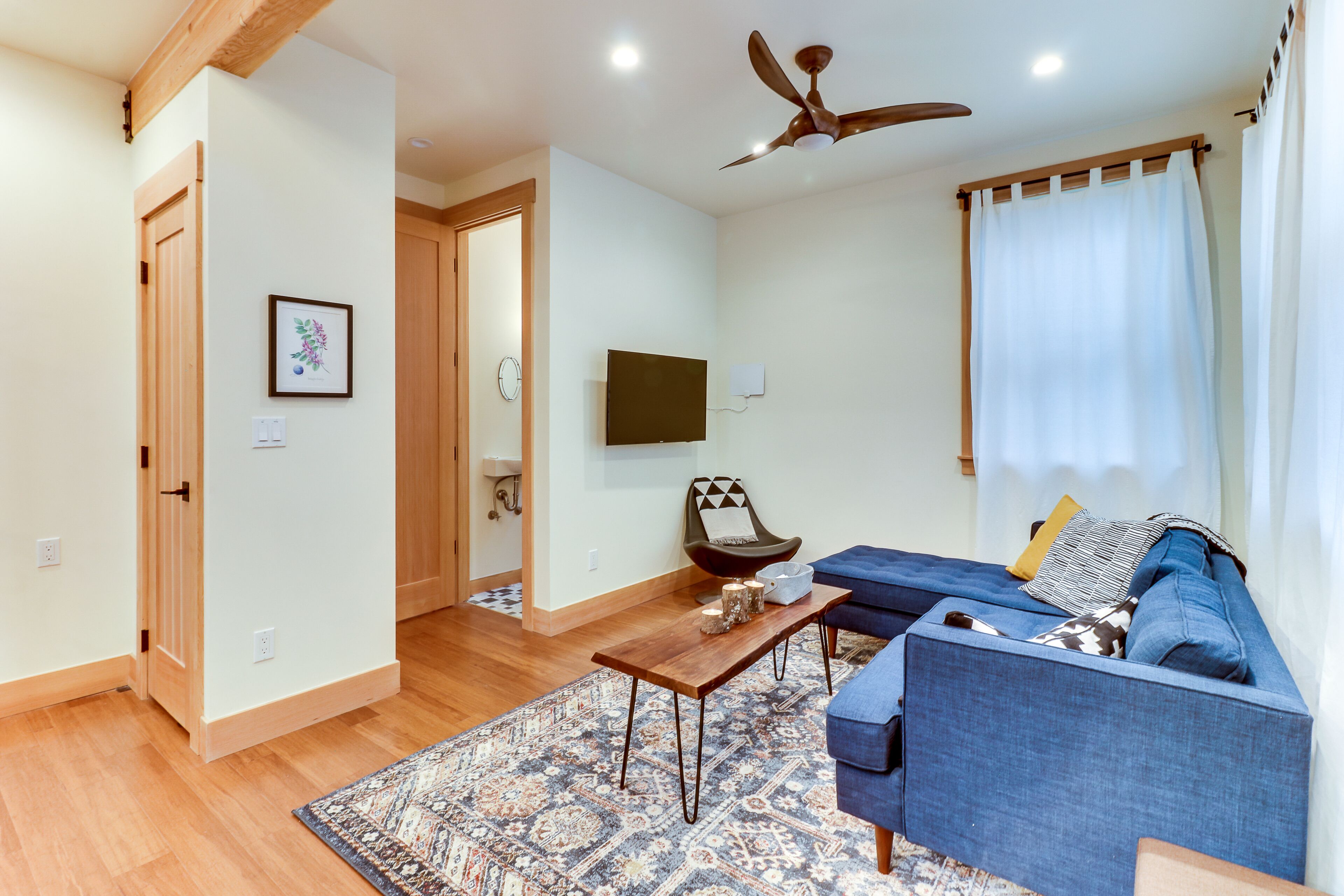 Open layout home in quiet location, close to shops/restaurants - free WiFi